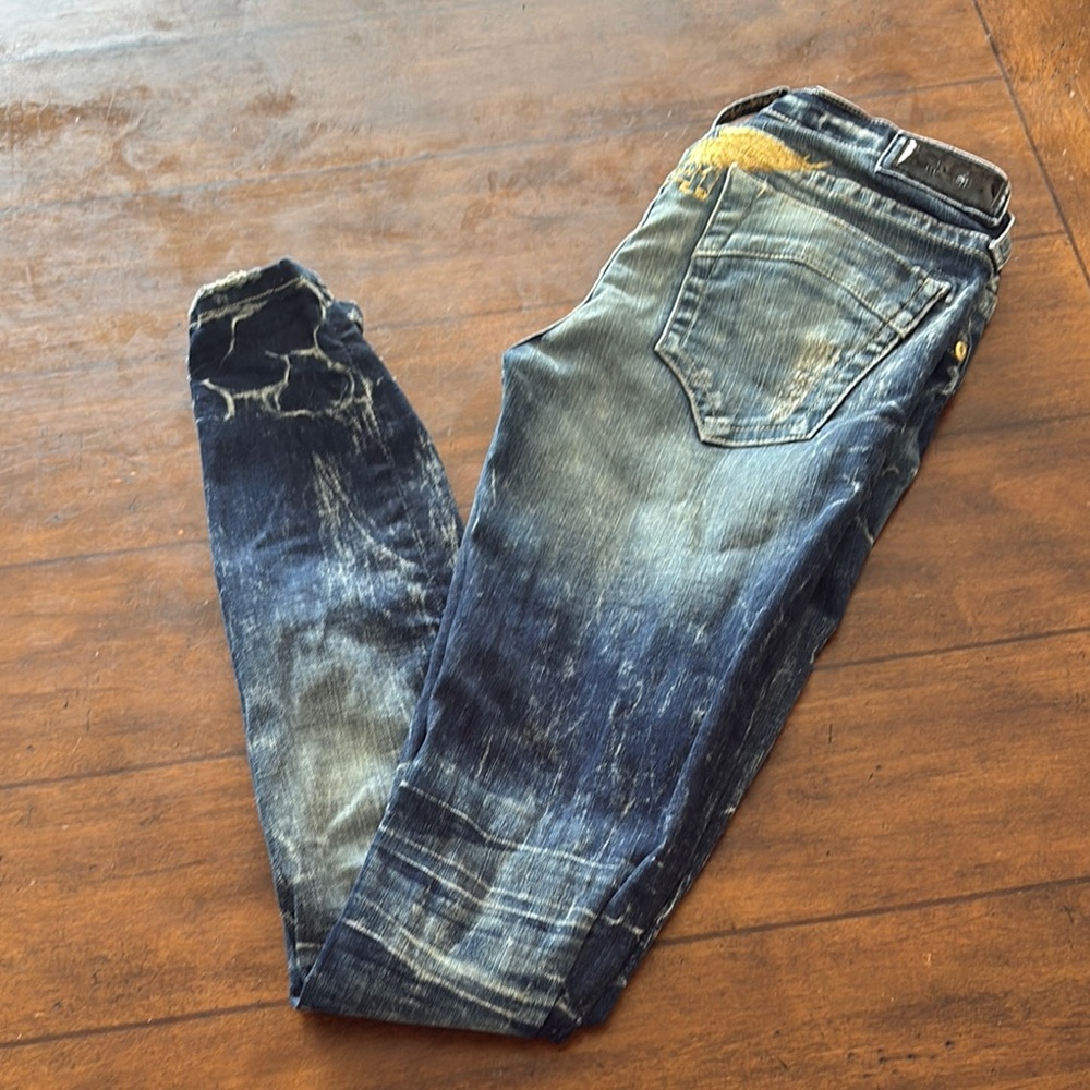 Low rise distressed Robin’s jeans size 27